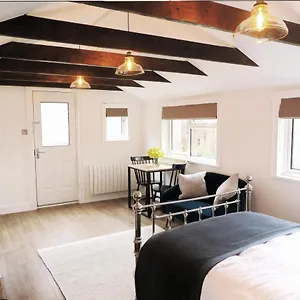 The Annexe - Private, Self-contained With Parking Apartment