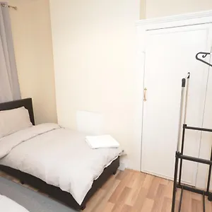  Holiday home Cheerful 4 Bedroom House In Greater